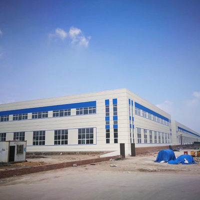 녹 및 환경 영향으로부터 보호하기 위한 페인팅 솔루션을 제공하는 PEB Steel Buildings 제조 워크샵
