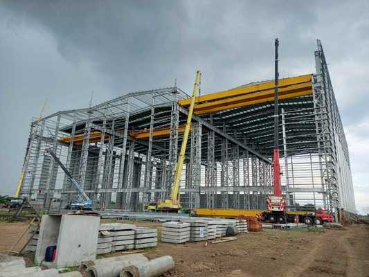 단일 강판 지붕 및 단색 강판 벽 클래딩을 갖춘 내구성이 뛰어난 강철 구조 창고, 용융 아연 도금