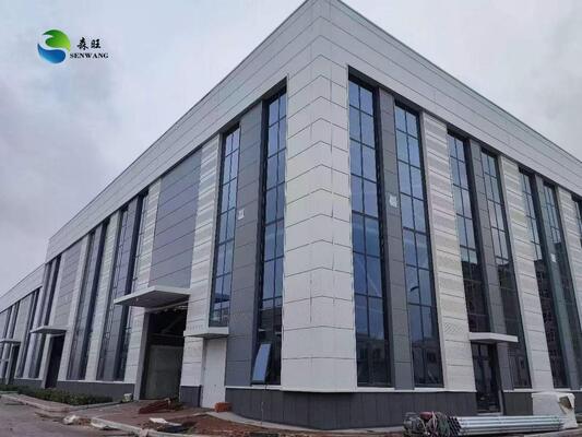 경사진 지붕과 강철 클래딩 시트를 갖춘 맞춤형 강철 구조 창고로 내구성이 뛰어난 보관 솔루션 제공